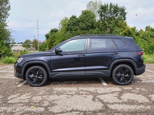 2025 Volkswagen Taos SE Black