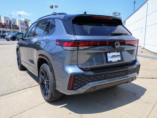 Platinum Gray Metallic 2026 Volkswagen Tiguan SE R-Line Black