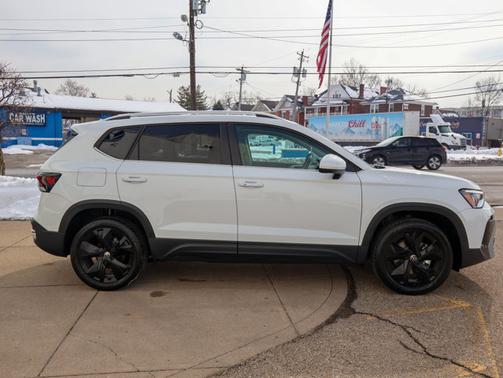 2025 Volkswagen Taos SE