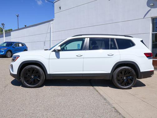 Pure White 2025 Volkswagen Atlas 2.0T SE w/Technology
