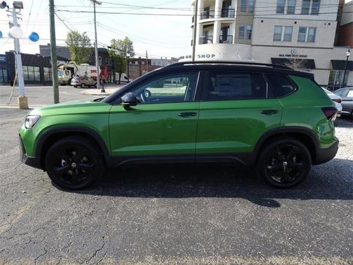 2025 Volkswagen Taos SE Black