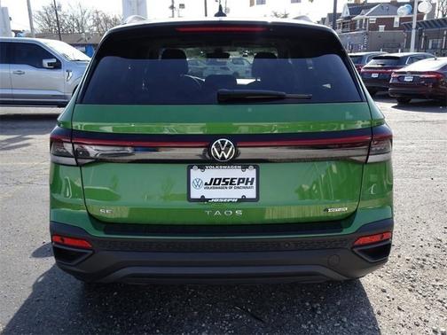 2025 Volkswagen Taos SE Black