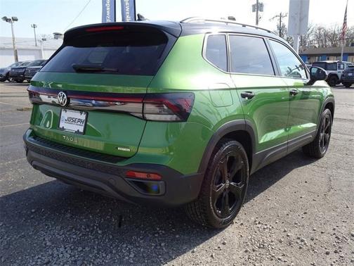 2025 Volkswagen Taos SE Black