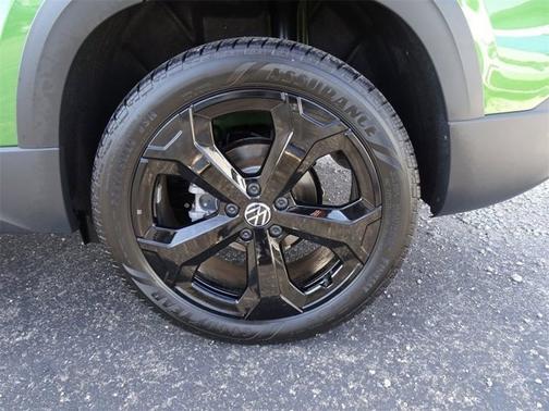 2025 Volkswagen Taos SE Black