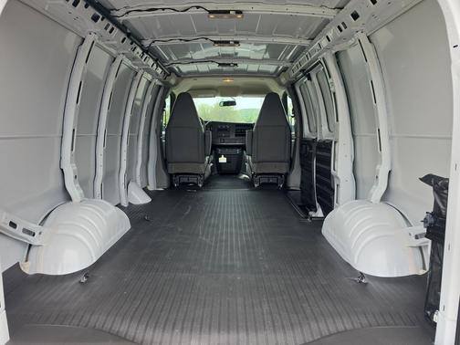 Summit White 2026 Chevrolet Express 3500 3500 Regular Wheelbase, WT, RWD