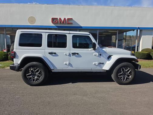 Bright White Clearcoat 2026 Jeep Wrangler 4-Door Sahara 4x4