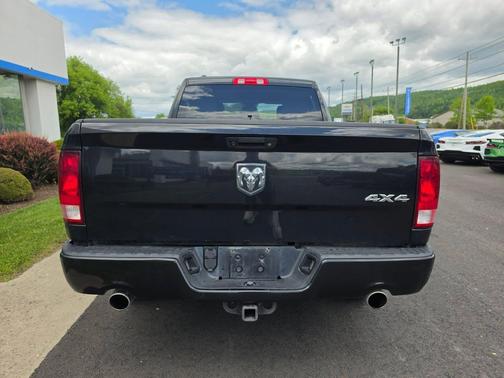 Brilliant Black Crystal Pearlcoat 2018 RAM 1500 Express