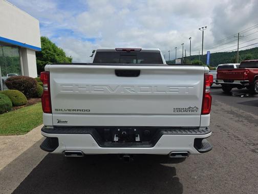 Iridescent Pearl Tricoat 2024 Chevrolet Silverado 1500 High Country