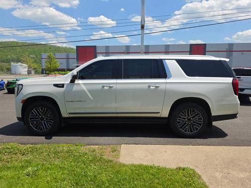 White Frost Tricoat 2023 GMC Yukon XL Denali Ultimate