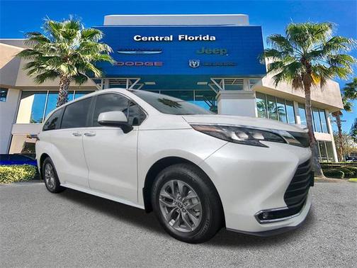 2024 Toyota Sienna XLE