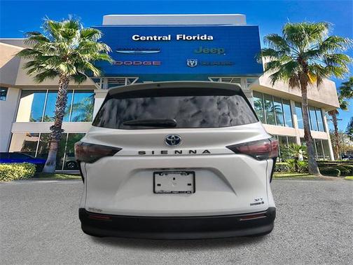 2024 Toyota Sienna XLE
