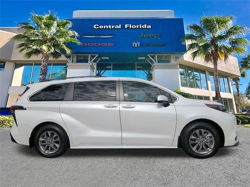 2024 Toyota Sienna XLE