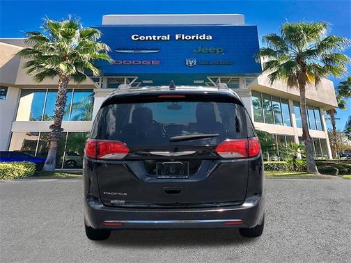 2017 Chrysler Pacifica Touring-L
