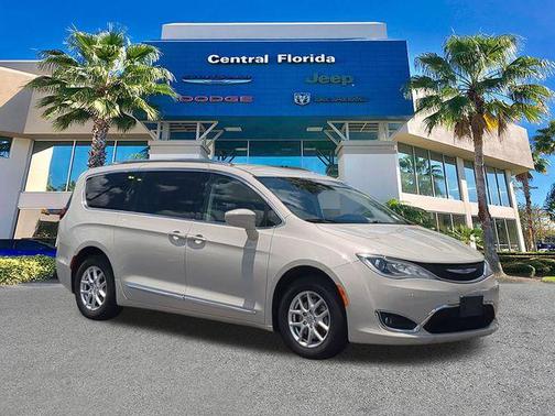 Luxury White Pearlcoat 2020 Chrysler Pacifica Touring L