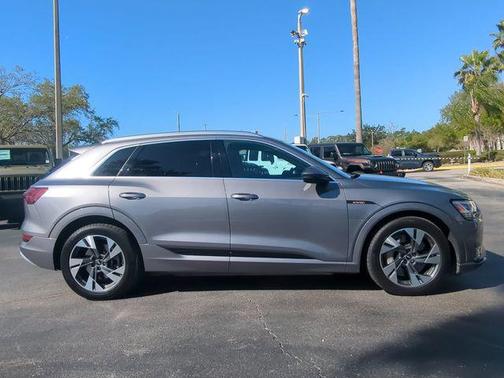 2021 Audi e-tron Premium Plus