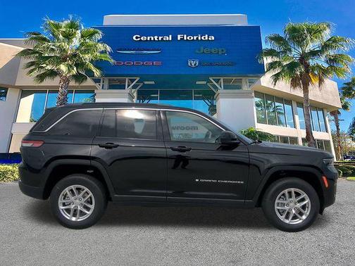 Diamond Black Crystal Pearlcoat 2026 Jeep Grand Cherokee Laredo