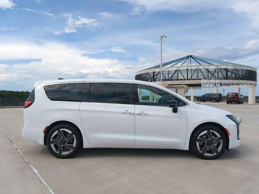 White 2027 Chrysler Pacifica Limited
