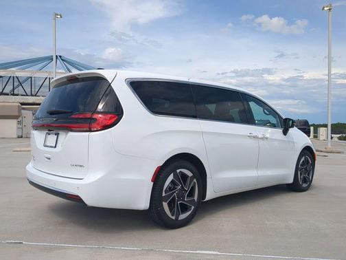 White 2027 Chrysler Pacifica Limited