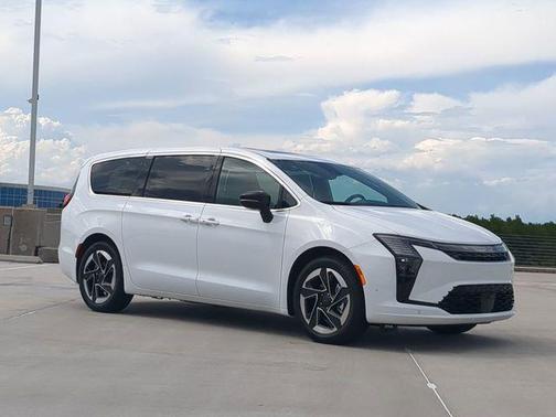 White 2027 Chrysler Pacifica Limited