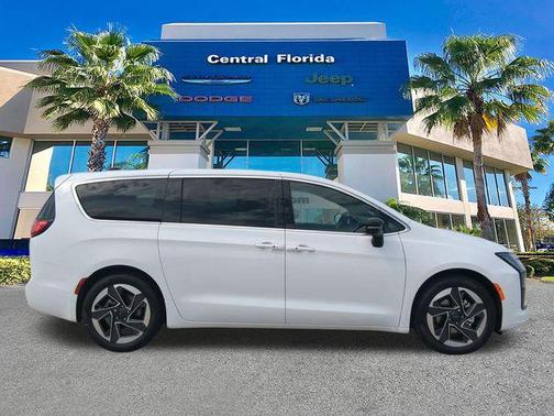 White 2027 Chrysler Pacifica Limited