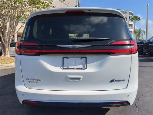 2023 Chrysler Pacifica Hybrid Touring L