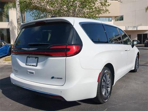 2023 Chrysler Pacifica Hybrid Touring L
