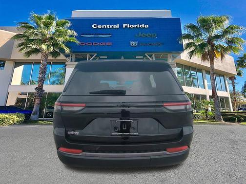 High Gloss Black 2027 Jeep Grand Cherokee Altitude