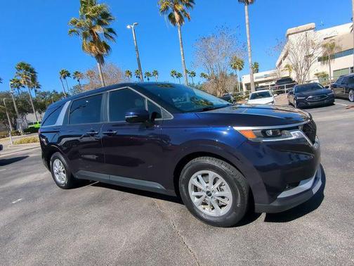 2024 Kia Carnival LX