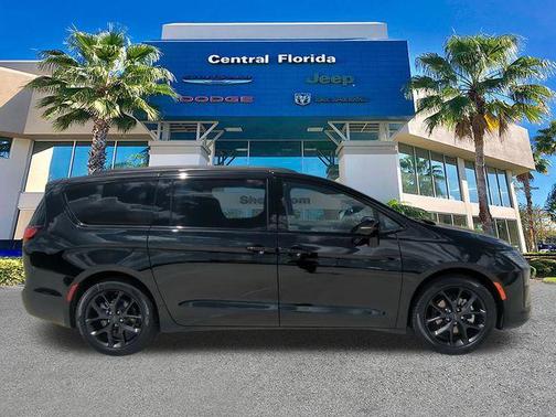 Diamond 2027 Chrysler Pacifica Limited