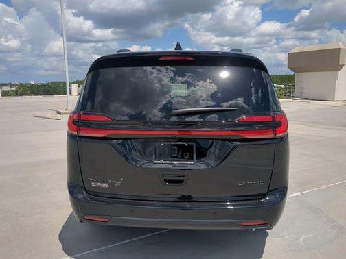 Diamond 2027 Chrysler Pacifica Limited
