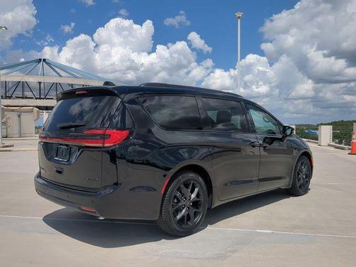 Diamond 2027 Chrysler Pacifica Limited