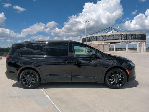 Diamond 2027 Chrysler Pacifica Limited