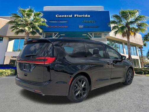 Diamond 2027 Chrysler Pacifica Limited