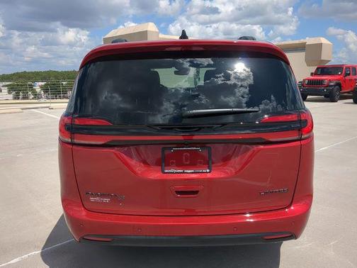 Red Hot Pearlcoat 2027 Chrysler Pacifica Limited