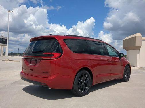 Red Hot Pearlcoat 2027 Chrysler Pacifica Limited