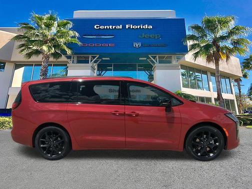 Red Hot Pearlcoat 2027 Chrysler Pacifica Limited