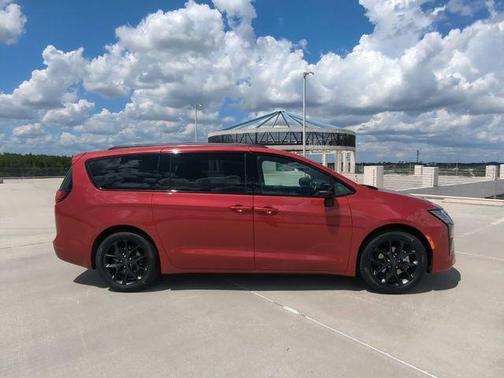 Red Hot Pearlcoat 2027 Chrysler Pacifica Limited