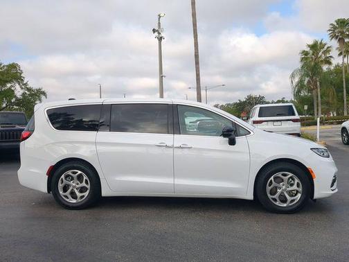 Bright White Clearcoat 2024 Chrysler Pacifica Limited