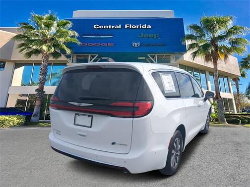 2025 Chrysler Pacifica Hybrid Select