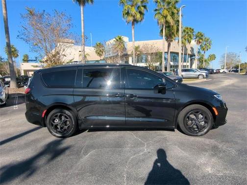2024 Chrysler Pacifica Hybrid Premium S Appearance Pkg