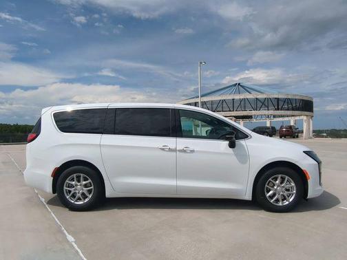 White 2027 Chrysler Pacifica L