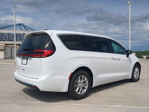 White 2027 Chrysler Pacifica L