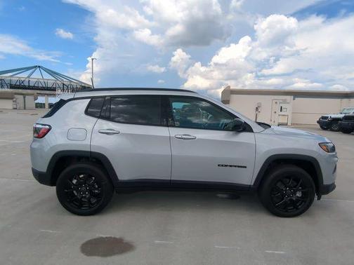 Silver Zynith Metallic Clearcoat 2026 Jeep Compass Latitude