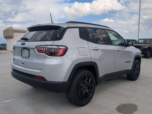 Silver Zynith Metallic Clearcoat 2026 Jeep Compass Latitude