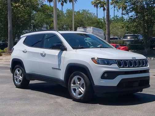 Bright White Clearcoat 2023 Jeep Compass Latitude