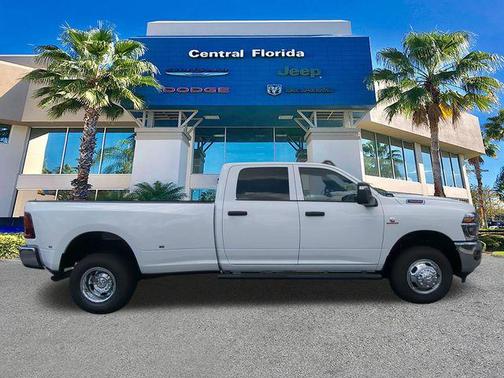 Bright White Clearcoat 2026 RAM 3500 Tradesman Crew Cab 4x4 8' Box