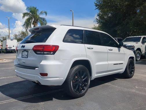 Bright White Clearcoat 2022 Jeep Grand Cherokee Laredo