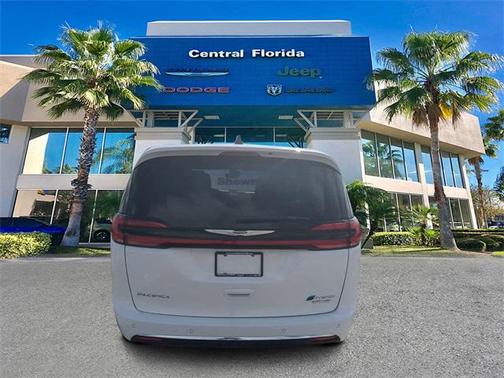 2025 Chrysler Pacifica Hybrid Select