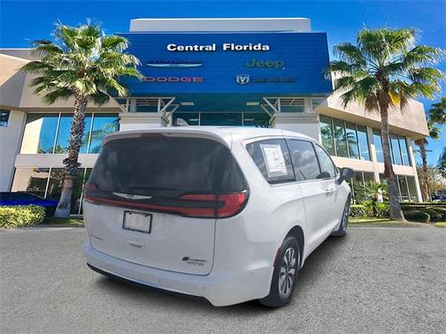 2025 Chrysler Pacifica Hybrid Select