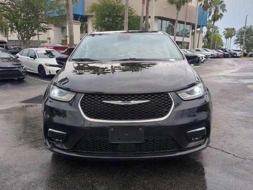 Brilliant Black Crystal Pearlcoat 2023 Chrysler Pacifica Touring L